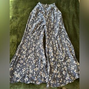 Melanie Sozy Floral Wide Legged Pant in a size Medium.
gently used.